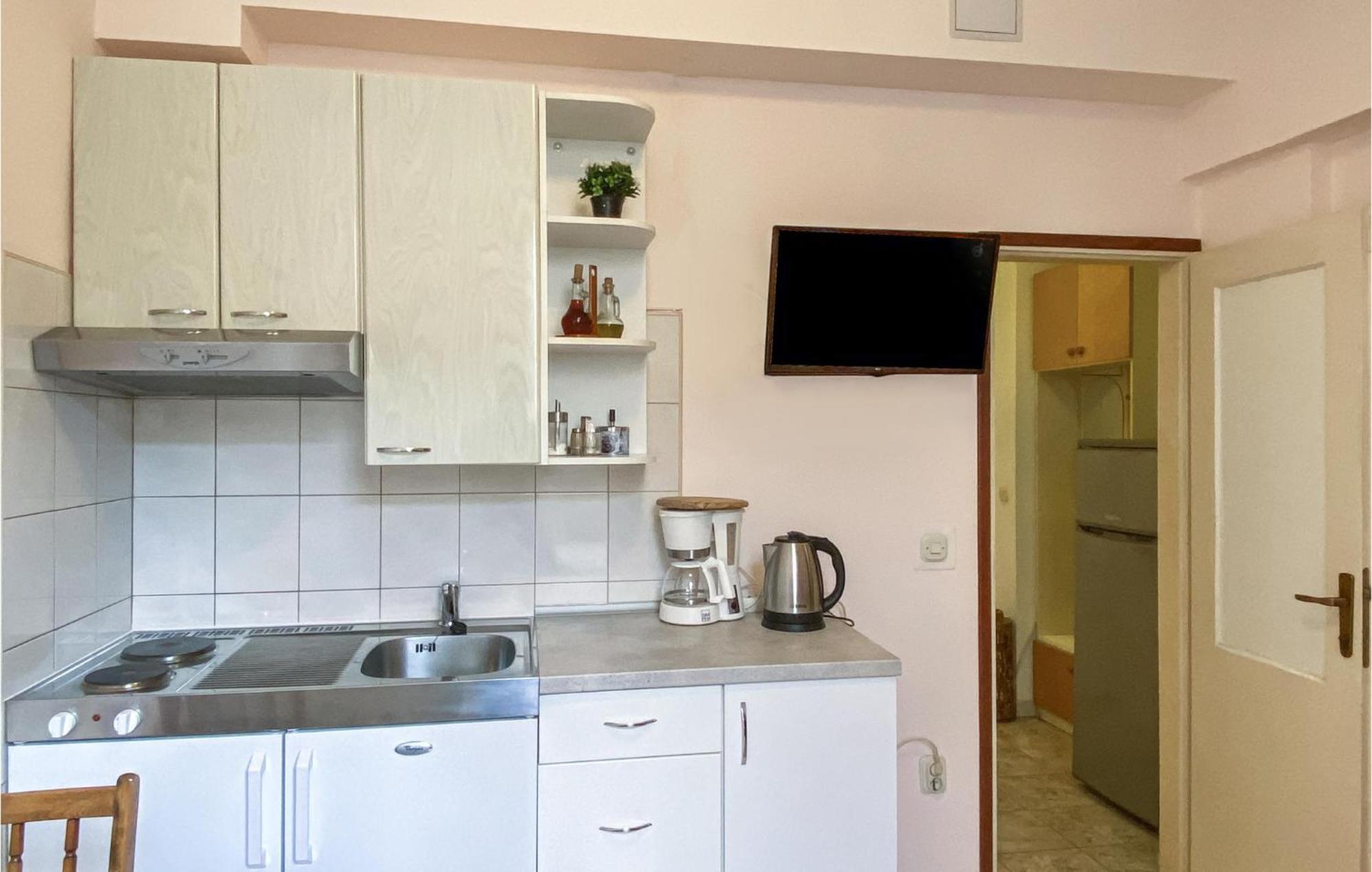 1 Bedroom Nice Apartment In Kastel Sucurac Kaštela Eksteriør billede